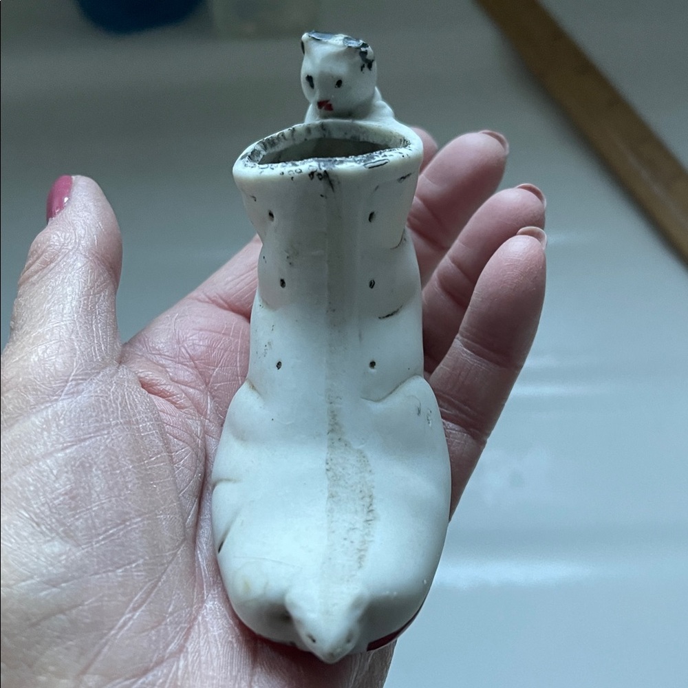 Adorable,porcelain,White Boot with Cat looking for the lil mouse in boot tip.EUC